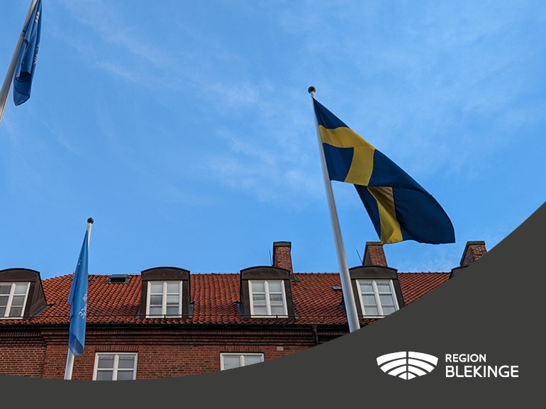 Svenska flaggan tillsammans med Region Blekinges flagga