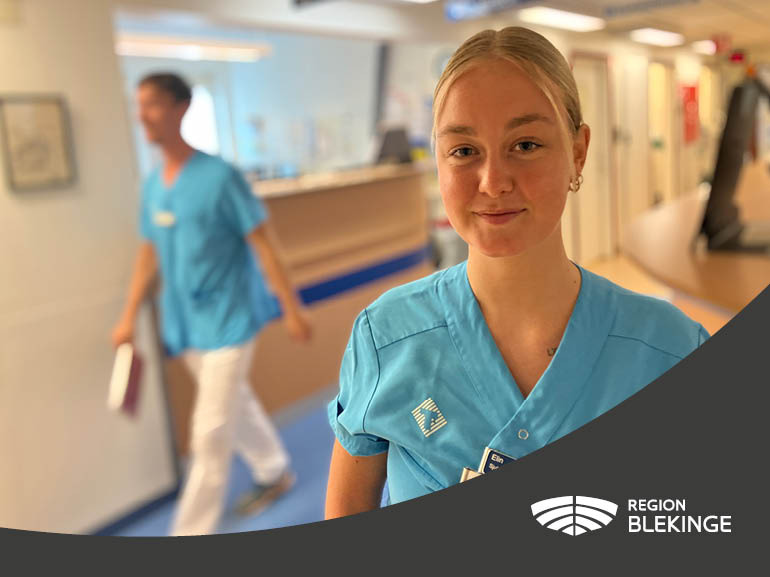 Sjuksköterska står i korridor på akutkliniken
