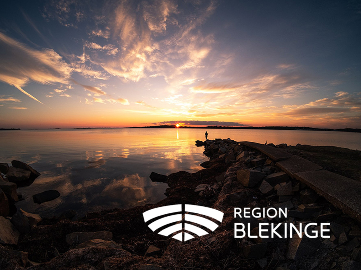 Solnedgång vid Blekinges skärgård och Region Blekinges vita logotyp i förgrunden.