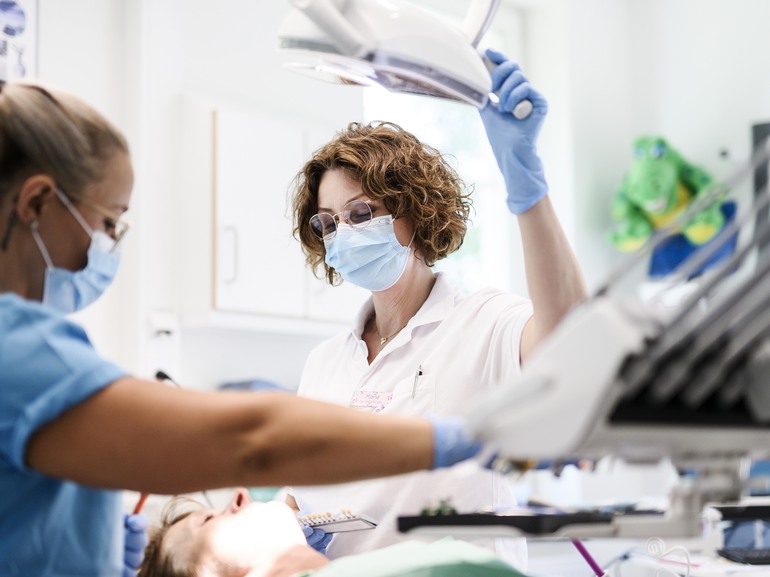 Tandvårdspersonal utför behandling på patient