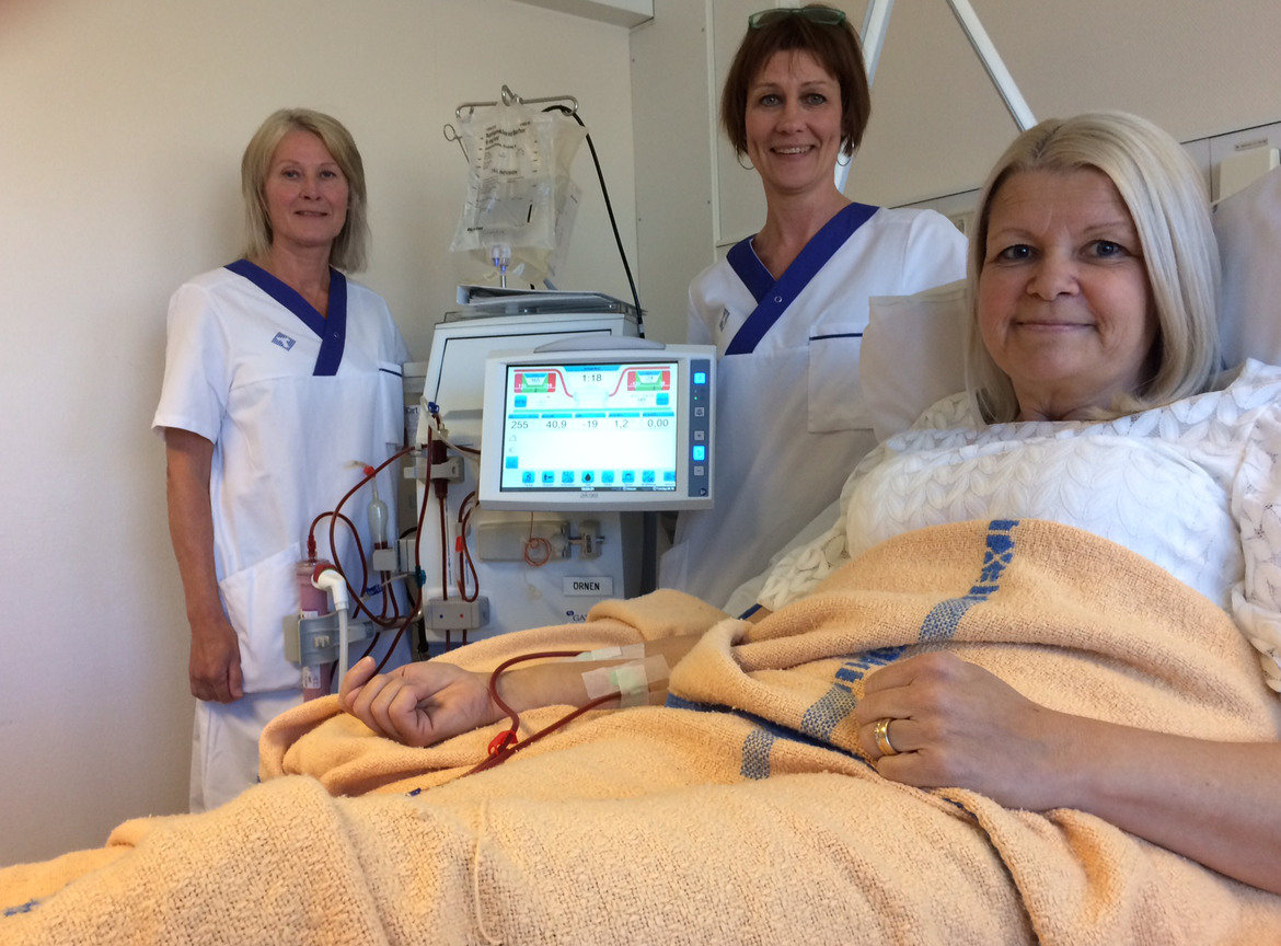 Dialyssköterskorna Pia Hultgren och Katrin Rudolfsson samt patienten Caroline Falck.