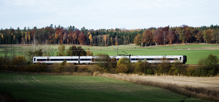 Ett öresundståg åker genom öppna landskap.