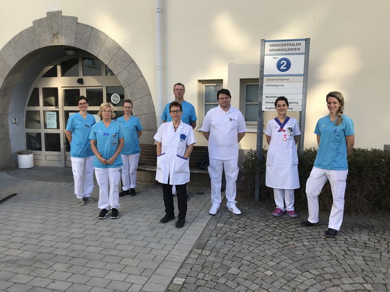  personal från Brunnsgårdens vårdcentral står framför vårdcentralens entré.