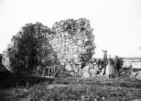svartvitt foto med et ruin och ett par människor