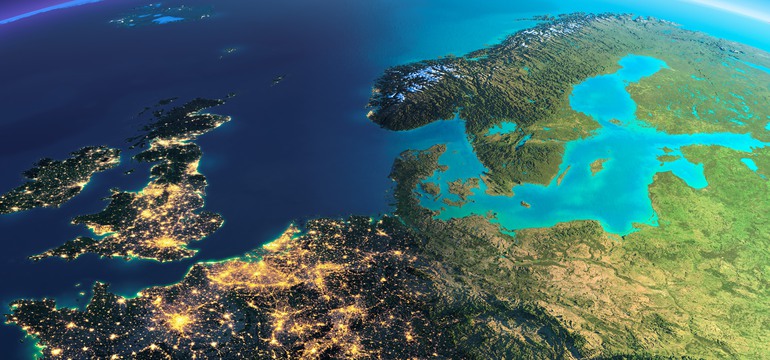 En utsikt över Europa från rymden på natten.