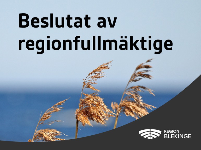 Närbild på vass. Texten "Beslutat av regionfullmäktige" och en svart våg med Region Blekinges logotyp.