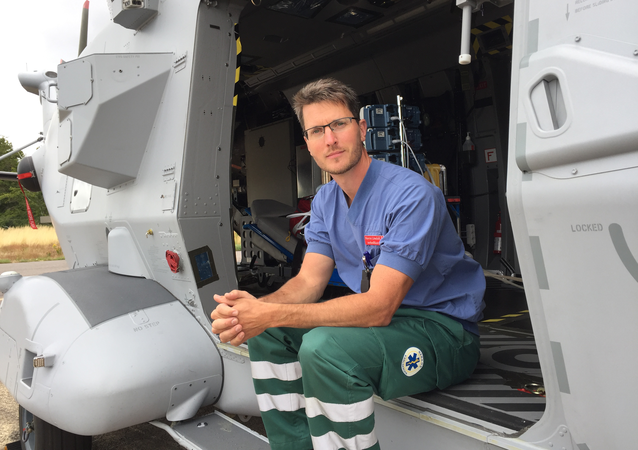 Martin Löndahl, specialistläkare på anestesikliniken på Blekingesjukhuset, sitter i dörren till helikoptern. 