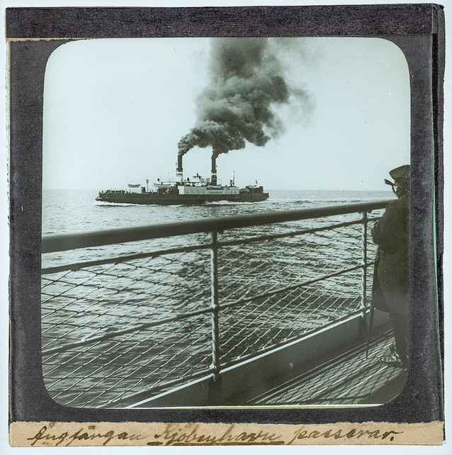 Ett äldre foto som visar ett ångfartyg på avstånd