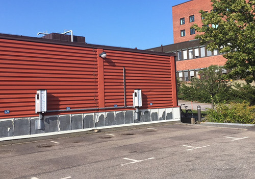 Fyra laddplatser för elbilar på en parkering vid Blekingesjukhuset i Karlskrona. 