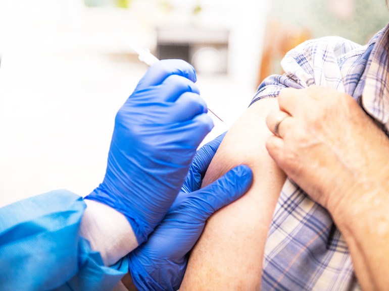 Bild på en person som får en vaccination
