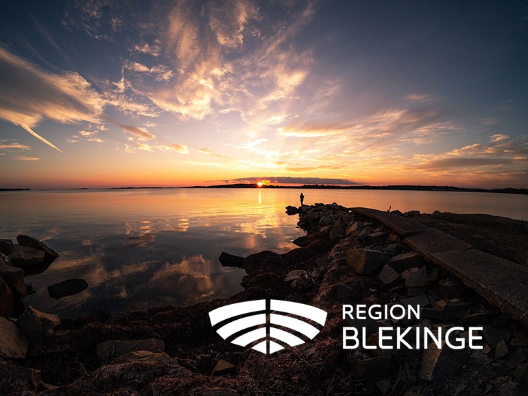 Bild på solnedgång i Blekinge skärgård. Region Blekinges logotyp i vit i nedre högra hörnet.