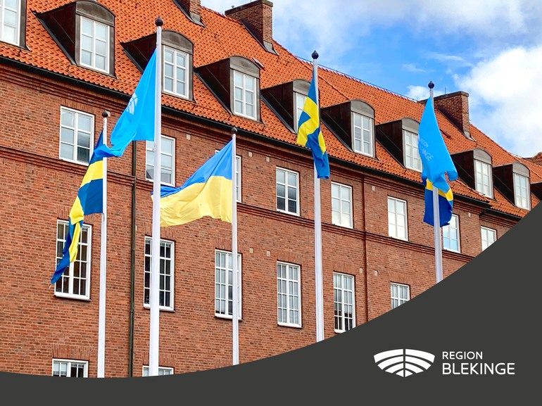 Ukrainska flaggan, svenska flaggan och Region Blekinges flagga.