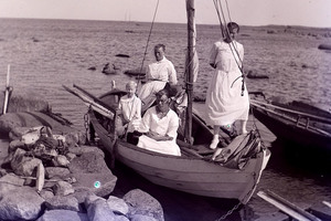 Äldre foto, tre kvinnor och ett barn i en mindre segelbåt