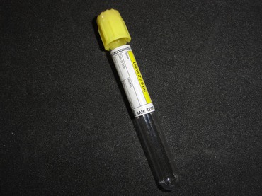 Urinrör (gul propp med röd topp)
