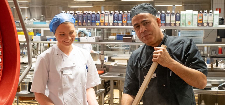 Två kockar vid en stor gryta