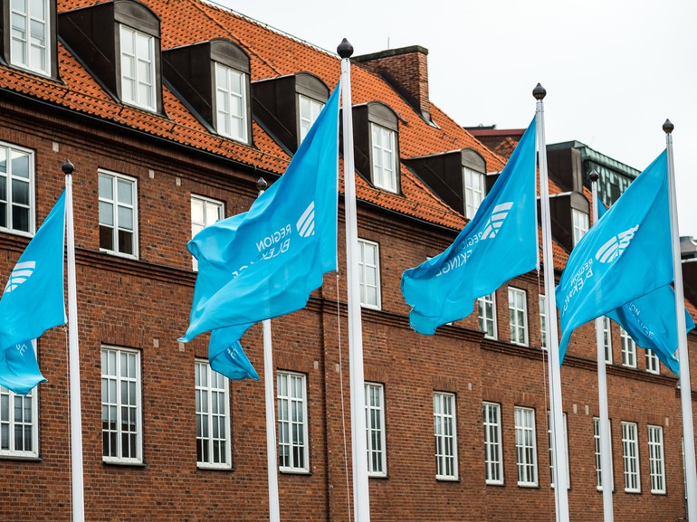 Byggnaden Wämö center med regionens flaggor framför.